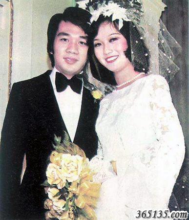 赵雅芝、黄伟汉 1973年的港姐殿军赵雅芝,在无线刚起步没有多久,1975年8月就嫁给电子工程师黄伟汉,之后生了两个儿子。两人的婚姻并不幸福,自然分手。但为争取两个孩子的抚养权,赵雅芝不惜与前夫对簿公堂,这大概是那一年香港娱乐圈最热门的新闻了。1981年,赵雅芝跟黄锦合演无线剧集《女黑侠花木兰》,戏假情真闹出绯闻,之后两人承认恋情,并于1985年排除万难在美国结婚,赵雅芝变成另一个黄太,并生了第三个孩子。两人的感情一直都很稳定。难得的是,年近50岁的赵雅芝现在的美貌同身材依然十年如一日,保持得颇有水准。