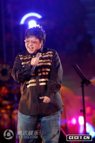 腾讯娱乐讯:2008年1月26日,韩红沉寂三年重开个唱,“红透2008”韩红北京演唱会在北京工人体育馆举行。感冒十几天的韩红依然坚持演唱。 陈楚生、那英、毛阿敏、姜昆、沙宝亮等前来助阵。那英、毛阿敏上台拥抱韩红,那英竖大拇指给韩红加油。
