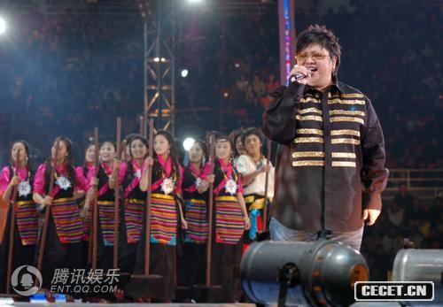 腾讯娱乐讯:2008年1月26日,韩红沉寂三年重开个唱,“红透2008”韩红北京演唱会在北京工人体育馆举行。感冒十几天的韩红依然坚持演唱。 陈楚生、那英、毛阿敏、姜昆、沙宝亮等前来助阵。那英、毛阿敏上台拥抱韩红,那英竖大拇指给韩红加油。
