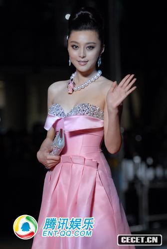 东京电影节开幕式上，范冰冰一身粉红低胸礼服，成功抢镜。