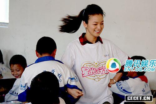在打工子弟学校献爱心的阿雅还准备了一大袋糖果,送给学生们吃,现场还给学生上了一堂奥运英语课。“他们都好可爱,我蛮喜欢小孩子的”,阿雅说,“希望能给他们带来快乐。”