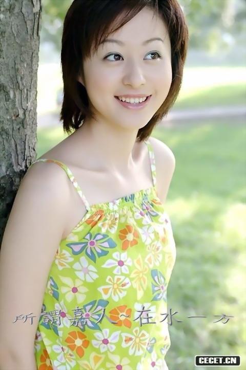 官嘉丽 出生日:1984年12月6日 电视剧:《曹老板和他的十八个秘书》饰吴蓓蓓 《星梦缘》饰黎安娜 《就那么回事》饰卢叶少年时期 《十八岁的天空》饰汪晨 参与拍摄的 :明萌派《白爱了》 周杰伦《上海1943》 2004年电视广告:蒙牛酸酸乳,KFC无骨鸡串,统一茶里王