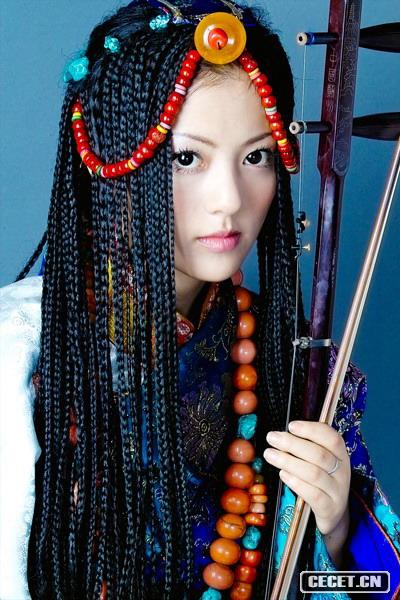 阿兰·达瓦卓玛 生日 7月25日 民族 藏族 身高 164 从艺经历 2005年8月 唱片《声声醉如兰》问世2004年 加盟现代女子民乐非凡乐队 2003年9月 就读解放军艺术学院声乐系拍摄MV 《香蕉菠萝》 电视剧《太阳女神》卓玛(女二号)酸奶广告(内蒙乳业)
