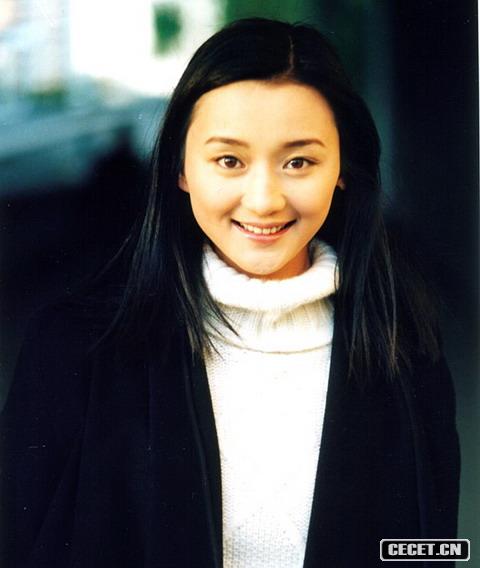章艳敏 出生:1980-10-28江西 身高:164 电视剧: 《东方儿童》小精灵 《老窦酒吧》吴佳眉 《侠客行》阿绣 《青春不解风情》阿翘 《追梦组合》孔星竹 《福星高照猪八戒》《强渡嘉陵江》2005 电影:《我的格桑梅朵》饰白雪梅 《少女穆然》