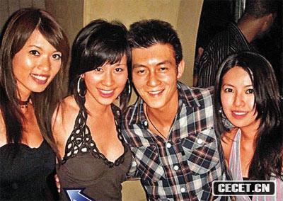 上月:喝至面红红的陈冠希于派对上被夹在一众辣妹中间,即使被拧耳朵也笑容满面,又抱其中一名索女的纤腰(箭嘴示)。他所穿的T恤衫与昨日看秀时所穿的恤衫是同一件