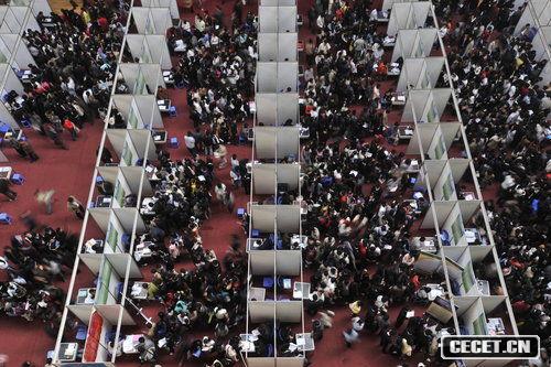 武汉高校毕业生招聘会开场 求职现场火爆 - 中