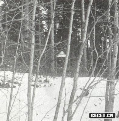 这张照片是加尔莫·尼坎恩在1973年到1979年间,拍摄的一个“微型UFO”的众多照片中的一张。那段时间里,他位于芬兰索宁湖城的住宅周围发生了一系列奇怪的事情。
