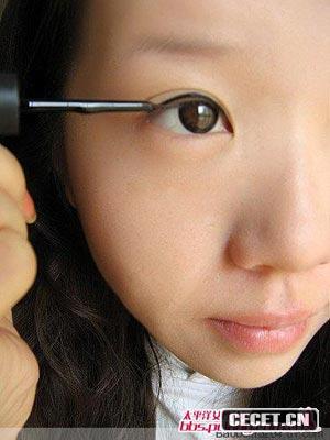 画上眼线,我一般都用眼线液