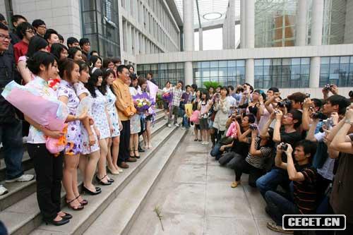 大学 女生 穿 旗袍拍毕业照  旗袍太短露大腿 - 中