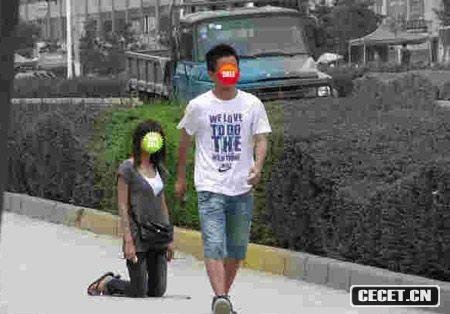 <em>女大学生</em>当街跪求<em>男友</em>谅解被网友曝光