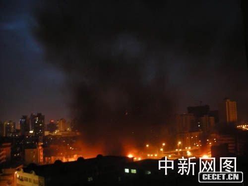 7月5日20时左右,乌鲁木齐发生一起打砸抢烧严重暴力犯罪事件,一些人在人民广场、解放路、大巴扎、新华南路、外环路等多处非法聚集、打砸抢烧。肖灵/摄