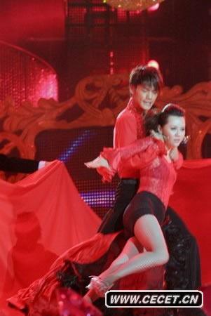 《舞林大会》王优嘉裙子被踩落春光乍现 - 中国