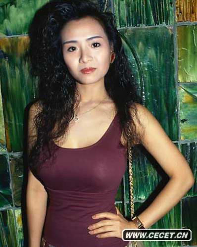 香港的三级片女明星在七八十年代时尚属凤毛麟角,但到了90年代,不惜走一脱成名这一捷径的女演员可谓数之不尽,用之不绝,时代的变迁对人们价值观的影响之大可见一斑。当年众多导演提携了一批经典脱星、肉弹或三级女星,让十年窗下无人问的女性成功转型。当时红极一时的艳星们,她们现在的命运又是怎样呢?图为叶子楣
