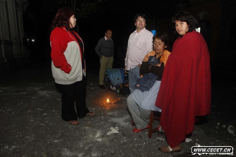 2010年2月27日,智利,塔尔卡:当地民众震后在屋外避免余震的伤害。智利中部康塞普西翁省附近北京时间2010年2月27日14时34分发生里氏8.8级强烈地震,智利首都圣地亚哥有震感。 (图10)