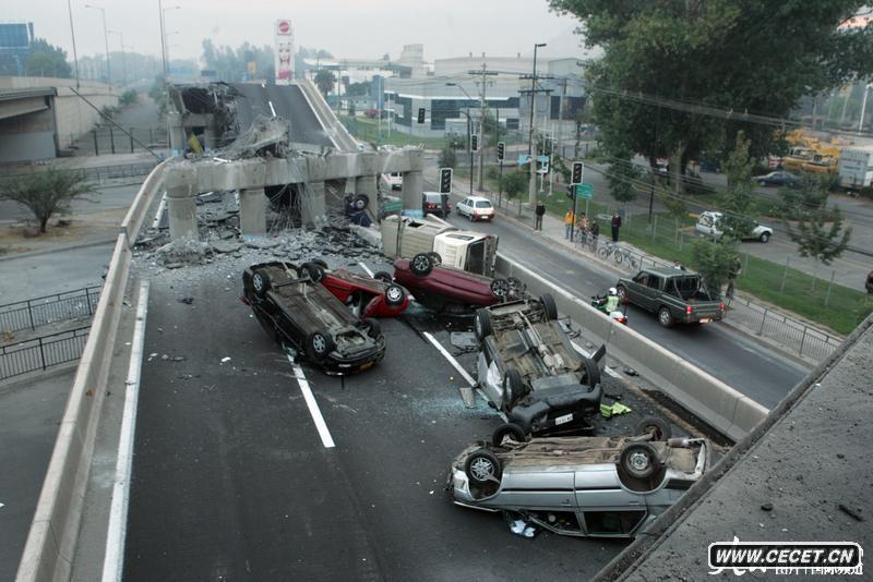 2010年2月27日,智利,塔尔卡:一些正在高速公路上行驶的汽车因地震而毁坏。智利中部康塞普西翁省附近北京时间2010年2月27日14时34分发生里氏8.8级强烈地震,智利首都圣地亚哥有震感。 (图19)