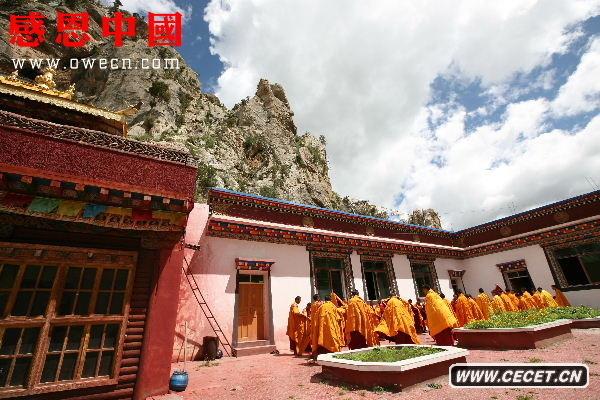 文成公主庙别名“沙加公主庙”,位于玉树县结古镇东南25公里的贝纳沟,这是一条大峡谷,两边的山脉不见边际,矗立在青藏高原的蓝天下,山上松柏如画、山下小河如诗。藏式建筑的文成公主庙紧贴百丈悬崖,风景幽静,金光闪闪的屋顶光芒四射。庙四周所有的悬崖和面积较大的石头上都刻着数不清的藏经。该庙共3层,面积包括院落600多平方米,通高9.6米。庙中央的文成公主坐像,端坐在狮子莲花座上,身高8米。坐像两旁有8尊石刻佛立像,分立在上下两层,每尊佛像高有3米,精雕细刻,形象生动。该庙是一座既有唐代艺术风格又有藏式平顶建筑特点的古式建筑。图/文:张仁杰 (图20)