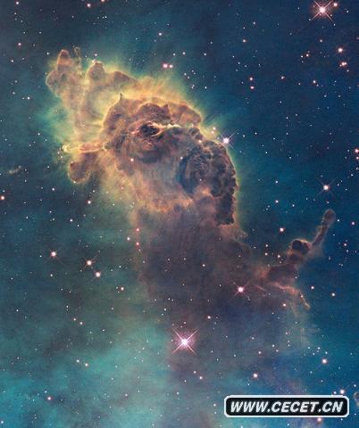“船底星座”星云 图中所示的柱体,是由气体和尘埃构成的,位于一个汹涌的恒星育儿室:船底座星云。这张照片显示的是3光年长的柱体的顶端,沐浴在炽热的大恒星的光芒下。这些大恒星位于这张图片上部以外的区域。来自这些大恒星炽热的辐射和高速风(带电粒子流)正在雕刻这一柱体,并导致柱体内部形成新恒星。可以看到这一结构的上部发射出气体和尘埃流。