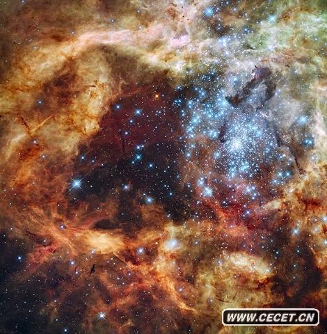 壮观的恒星生成区域R136 壮观的恒星生成区域R136 这是临近银河系、最大的恒星育儿室的最清晰图像。这一巨大的幼年恒星群,被称做R136,只有数百万年的历史,位于剑鱼座30星云内。剑鱼座30星云是一个位于大麦哲伦云(Large Magellanic Cloud )的动荡的恒星形成区。大麦哲伦云是银河系的卫星星系。