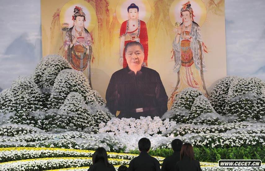 据TVBS报道,有黑道仲裁者称号的“憨面”李照雄,上个月肝癌病逝,26日出殡,警方掌握情资,得知会有2万名帮派组织人士前往送行,于是派出上百名警力,到场搜证并且路检交管,“立委”颜清标,以及艺人猪哥亮和杨烈,都前来吊唁。