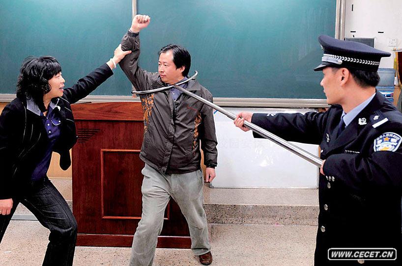 4月29日,民警在为北京三中的老师示范钢叉使用要领。针对近日各地连发的校园伤害事件,西城区教委和西城公安分局紧急为辖区内所有中小学和幼儿园配备警用钢叉,目前近200把钢叉已全部发放到位,以防出现外来不法侵害时,供学校保安防身自卫时使用。