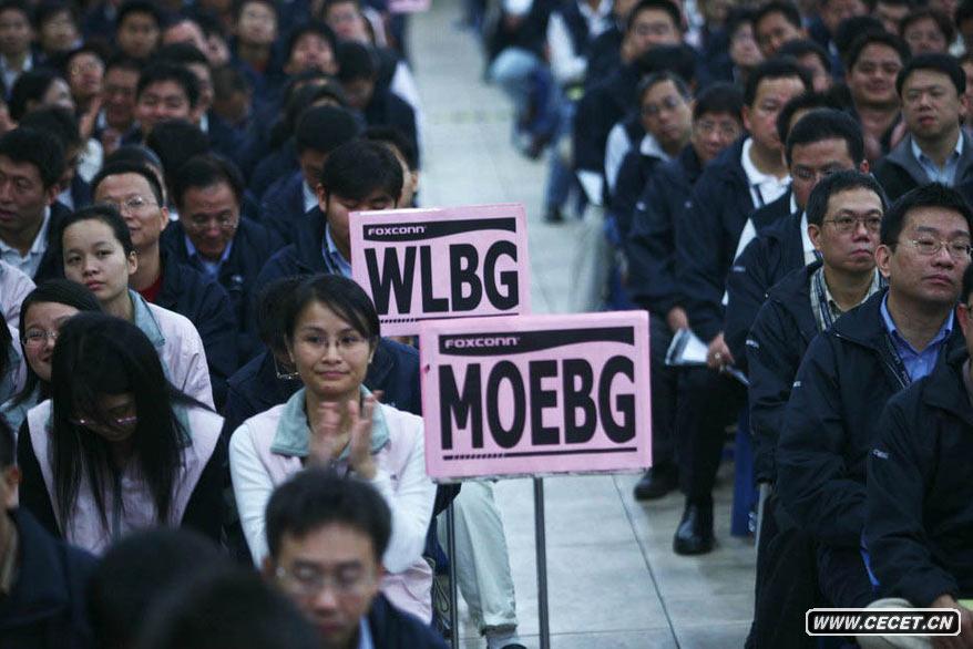 2007年12月12日,富士康宣布将积极执行新《劳动合同法》,与数万名已连续工作8年以上的员工签订无固定期限劳动合同,其余员工将以签订长期劳动合同为主。深圳富士康工厂员工,正在听专家宣讲《 劳动合同法》。