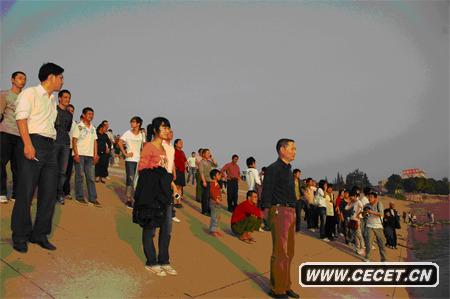 随后,捞尸者将这位英雄的遗体往上拉了下,示意让岸上人看,丝毫没有往岸边拉的意思;看到同伴的遗体,岸边的学生哭喊成一片,学校的另一位老师也赶到现场。