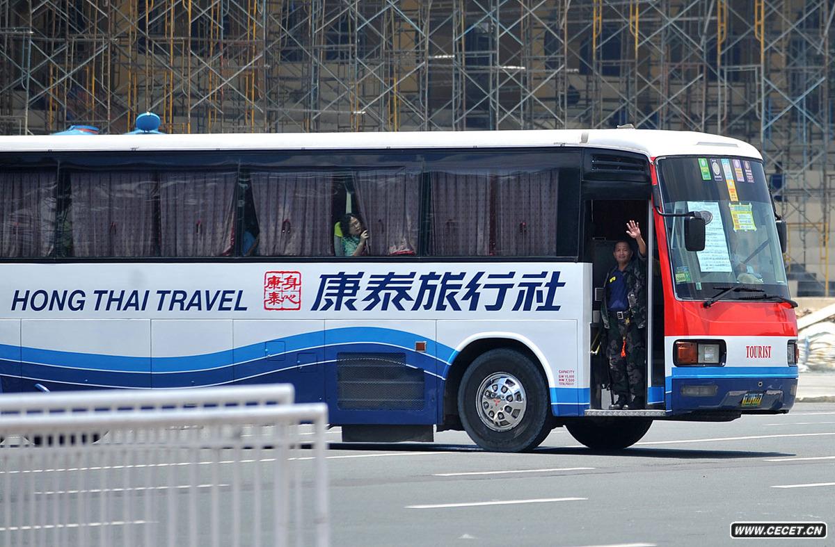 8月23日,6名香港游客于中午前获释。当晚7时40分左右,菲警方实施突击解救行动。截至发稿前,剩余15名香港游客中8人确认死亡,2人重伤。事件最终以流血收场。