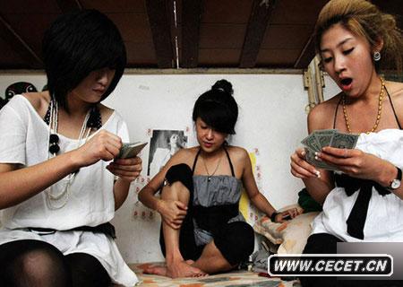 狼女:原词是“廊女”,指的是在酒吧里跳舞的吧员。美国经济大萧条时期,各个酒吧为了招揽顾客,想出了各种办法,而雇佣舞姿优美的吧员就成了当时最主要的促销方式。因其舞蹈充满野性和每次喊顾客拿酒时的特殊声音,逐渐形成“狼女”这一称呼。