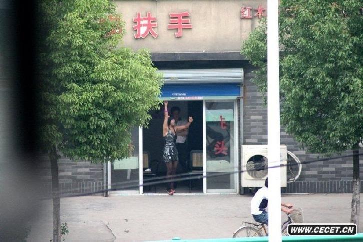 6月8日,浙江海宁市公安局连杭公委会调动许村、观潮派出所20多名警力,在临平南苑派出所的配合下,兵分五路对许村镇胜利村闵家桥“美容”一条街卖淫窝点进行清理打击。