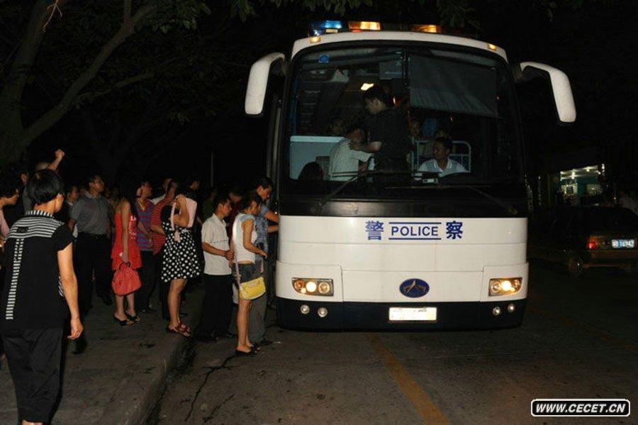 2010年7月1日晚上,重庆渝北警方出动140余名警力,在龙溪街道武陵路的13家娱乐场所内,带走53名涉黄人员,并调来一辆警用大巴车才把他们装下。