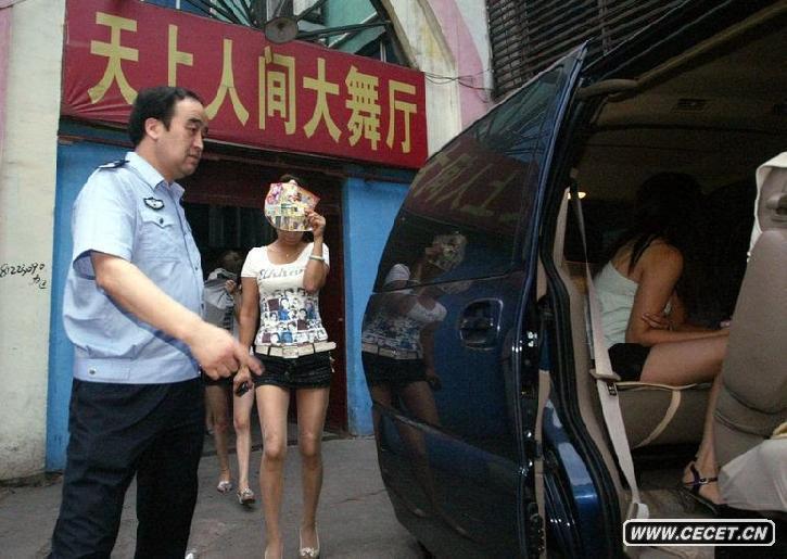 7月12日下午,西安市公安局抽调30多名警力,对全市歌舞厅展开检查,在位于西门附近的“天上人间”大众歌舞厅,警方发现有人跳脱衣舞以及涉嫌卖淫嫖娼现象,立即采取查封措施,20多名涉嫌色情服务人员被警方带回处理。
