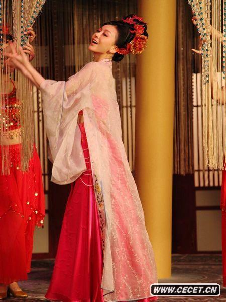 性感美女巩新亮出演《快乐江湖》大秀妩媚 - 中