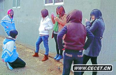 日照第二实验中学一名女生被迫给多名同学下跪