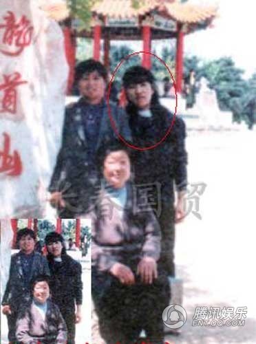 除了赵本山的外孙外,他的女儿妻子等人也颇受关注,近日更有网友翻出一些旧照,想要更进一步揭秘这个家庭。赵本山的前妻名叫葛淑珍(后排右侧)。1979年刚满19岁的葛淑珍与“穷小子”赵本山认识,并很快结了婚。随着赵本山外出演出越来越多,她与丈夫之间的差距越拉越大,共同语言越来越少。1991年5月7日,葛淑珍与赵本山的婚姻终于走到了尽头,两人心平气和地办理了离婚手续。 (2/19)