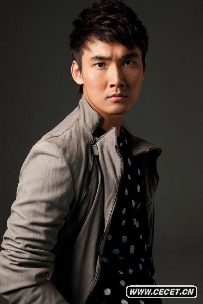 有着“新好男人”代表之称的张铎曝光了最新一组写真大片,许久未露面的他气质依然,潇洒沉静的个性彰显其优雅的气质,同时温柔的眼神尽显好男人品质。