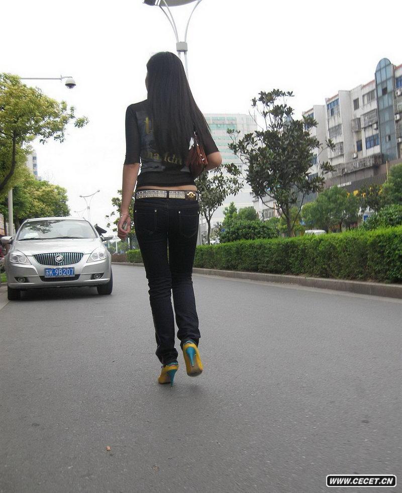 扬州街拍低腰紧身牛仔裤 - 中国娱乐资讯网CE