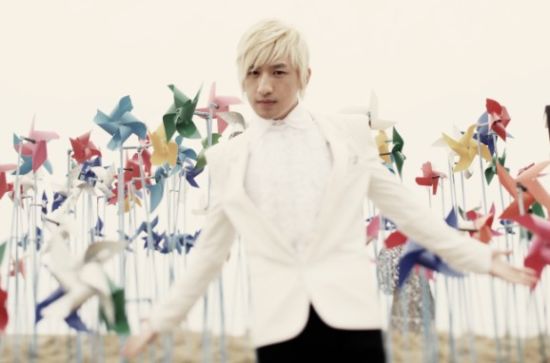 后弦《信条》MV曝光 嫩模缠身惹粉丝吃醋 -