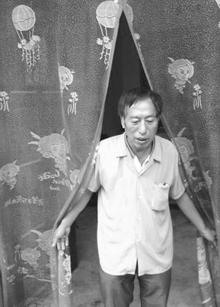 赵作海身陷传销被骗走17万赔款 雨中放声大哭