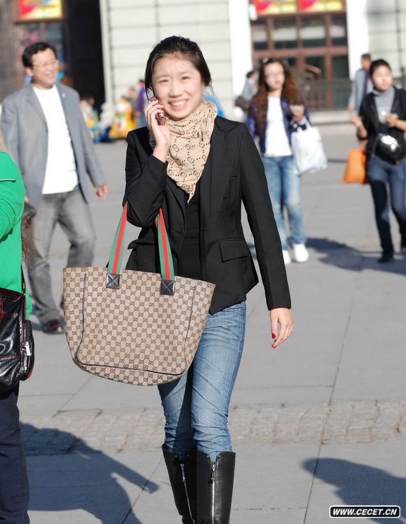 街拍<em>牛仔裤</em>长靴美女图片_街拍<em>紧身牛仔裤美女</em>