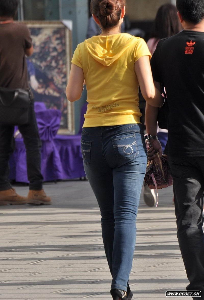 街拍丰满的<em>牛仔裤美女</em> - 中国娱乐资讯网cecet