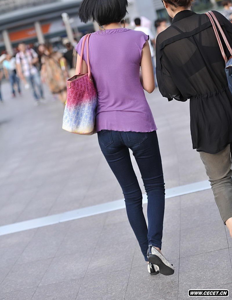 街拍牛仔裤女孩 街拍穿紧身牛仔裤女孩 街拍紧身 ...
