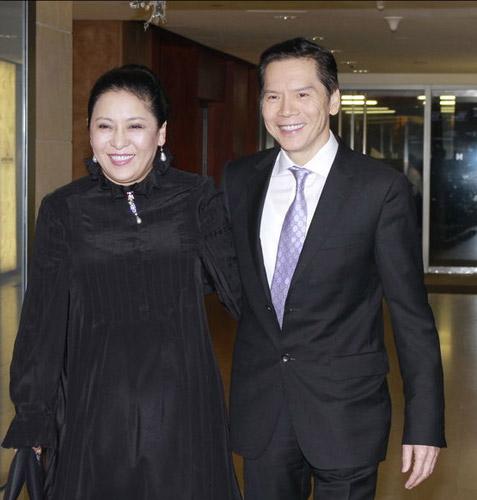 向华强妻子澄清:从没让成龙跪下过 - 中国娱乐