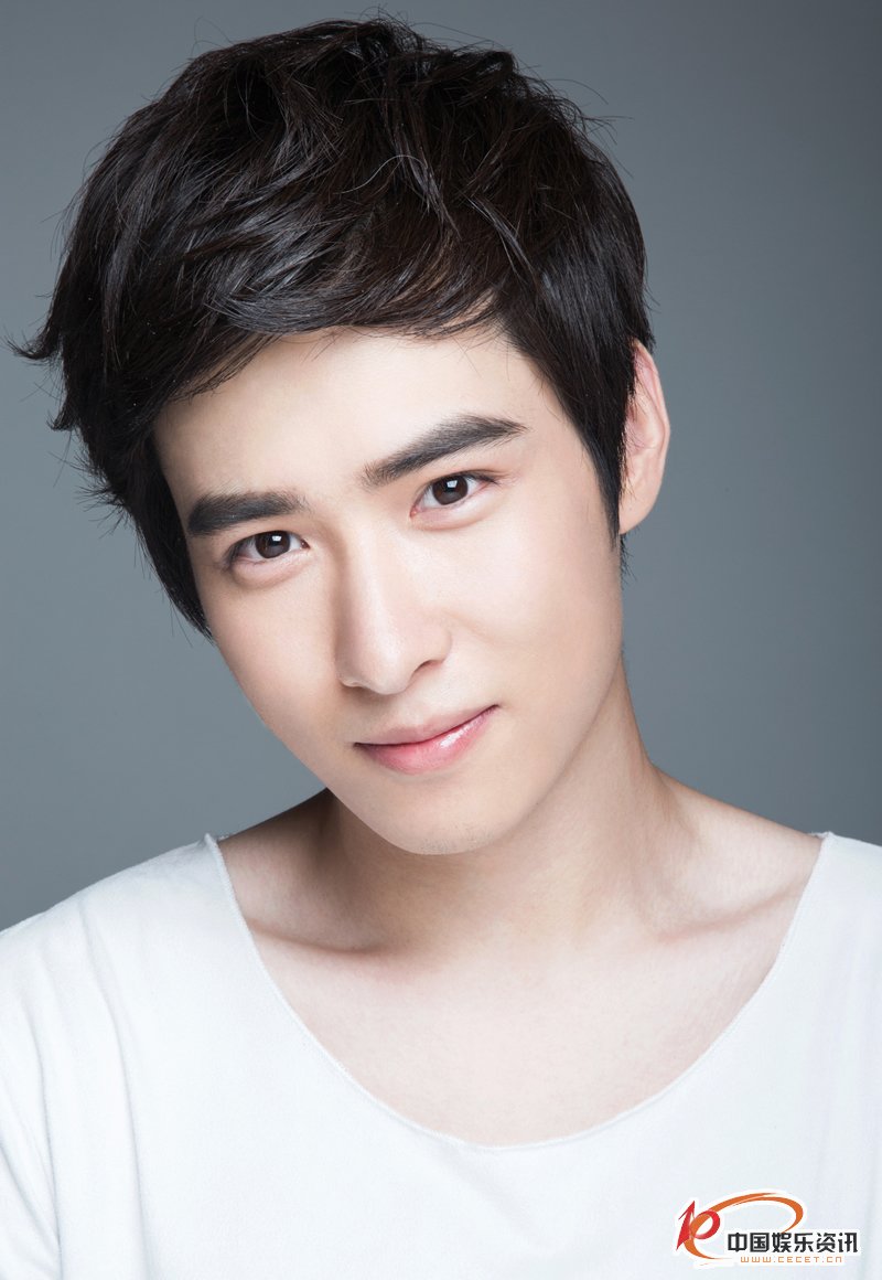 吴昊泽白色系风格大片 眼神魅惑撩妹十足