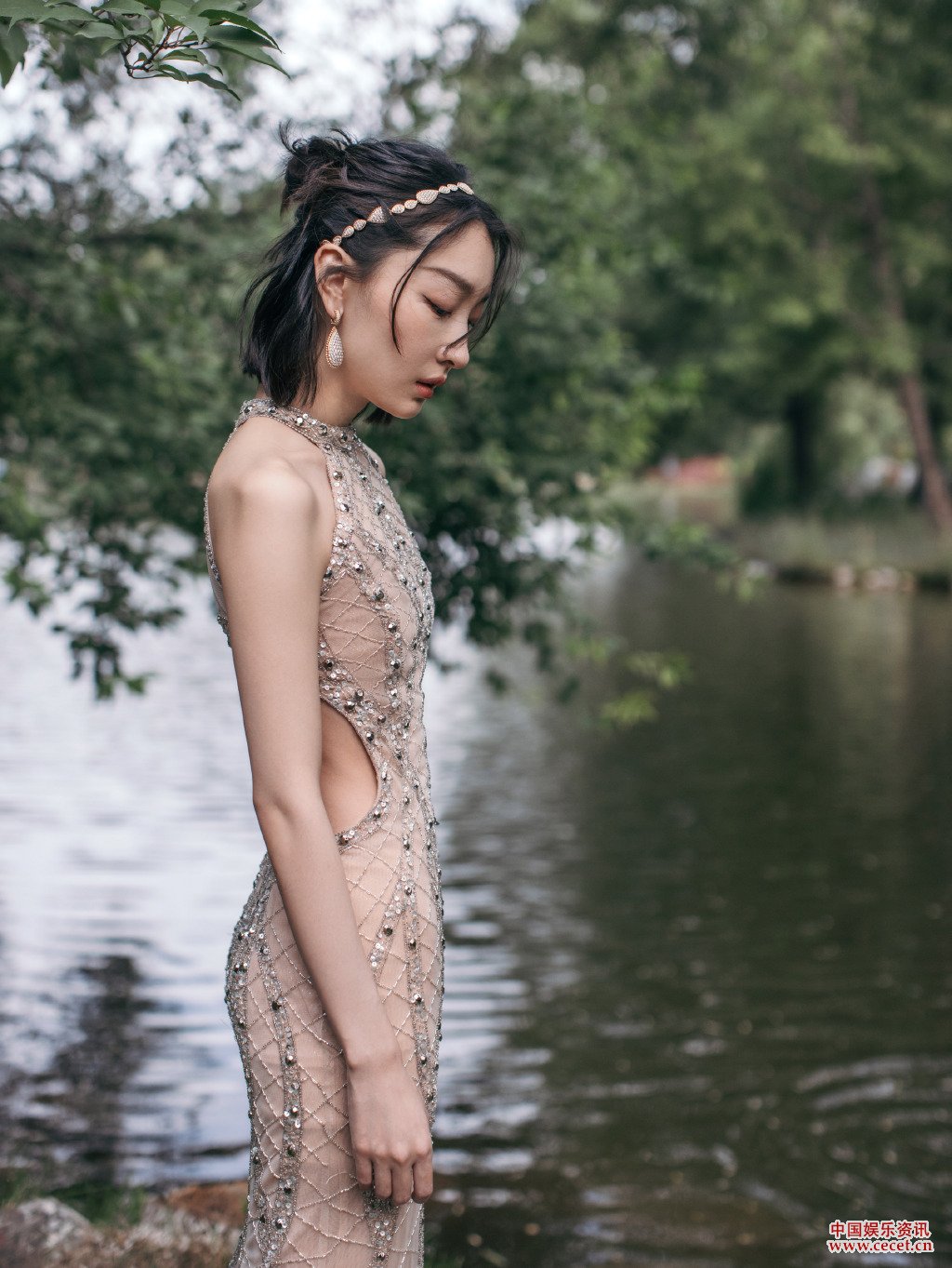周冬雨 nude 周冬雨裸色长裙置身园林金相玉质翠色欲滴- 中国娱乐资讯网CECET.CN