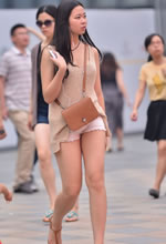 四川大学街拍的热裤美