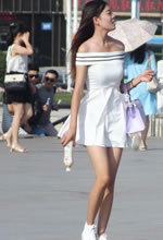 街拍的抹胸白色超短裙
