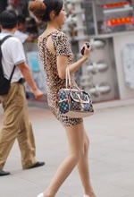 青年路街拍的豹纹裙美
