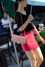 街拍的粉色超短裙美腿