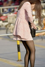 街拍的粉色连衣裙黑丝