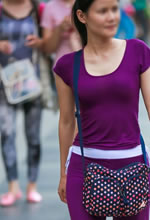 街拍的紫色紧身运动裤